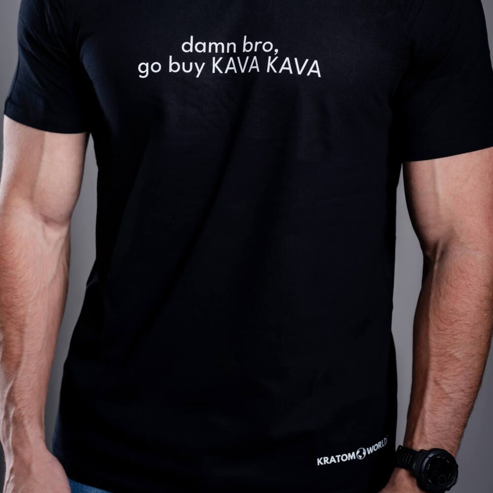 Kratom World férfi póló „damn bro, go buy KAVA KAVA” motívummal – eredeti merch kratomkedvelők és a Kratom World márka rajongói számára, stílusos streetwear design hangsúlyos nyomattal, kényelmes póló mindennapi viseletre, ideális városba, eseményekre vagy gyűjtői darabként a kratom közösség számára, logó részlet-black
