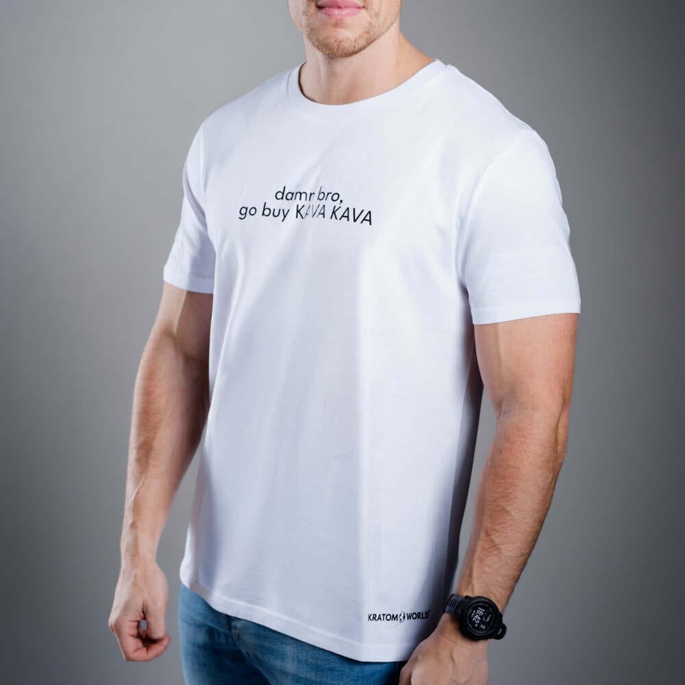 Kratom World férfi póló „damn bro, go buy KAVA KAVA” motívummal – eredeti merch kratomkedvelők és a Kratom World márka rajongói számára, stílusos streetwear design hangsúlyos nyomattal, kényelmes póló mindennapi viseletre, ideális városba, eseményekre vagy gyűjtői darabként a kratom közösség számára, logó részlet