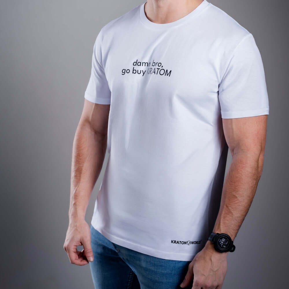Kratom World férfi póló „damn bro, go buy KRATOM” motívummal – eredeti merch kratomkedvelők és a Kratom World márka rajongói számára, stílusos streetwear design hangsúlyos nyomattal, kényelmes póló mindennapi viseletre, ideális városba, eseményekre vagy gyűjtői darabként a kratom közösség számára, logó részlet