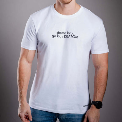 Kratom World férfi póló „damn bro, go buy KRATOM” motívummal – eredeti merch kratomkedvelők és a Kratom World márka rajongói számára, stílusos streetwear design hangsúlyos nyomattal, kényelmes póló mindennapi viseletre, ideális városba, eseményekre vagy gyűjtői darabként a kratom közösség számára