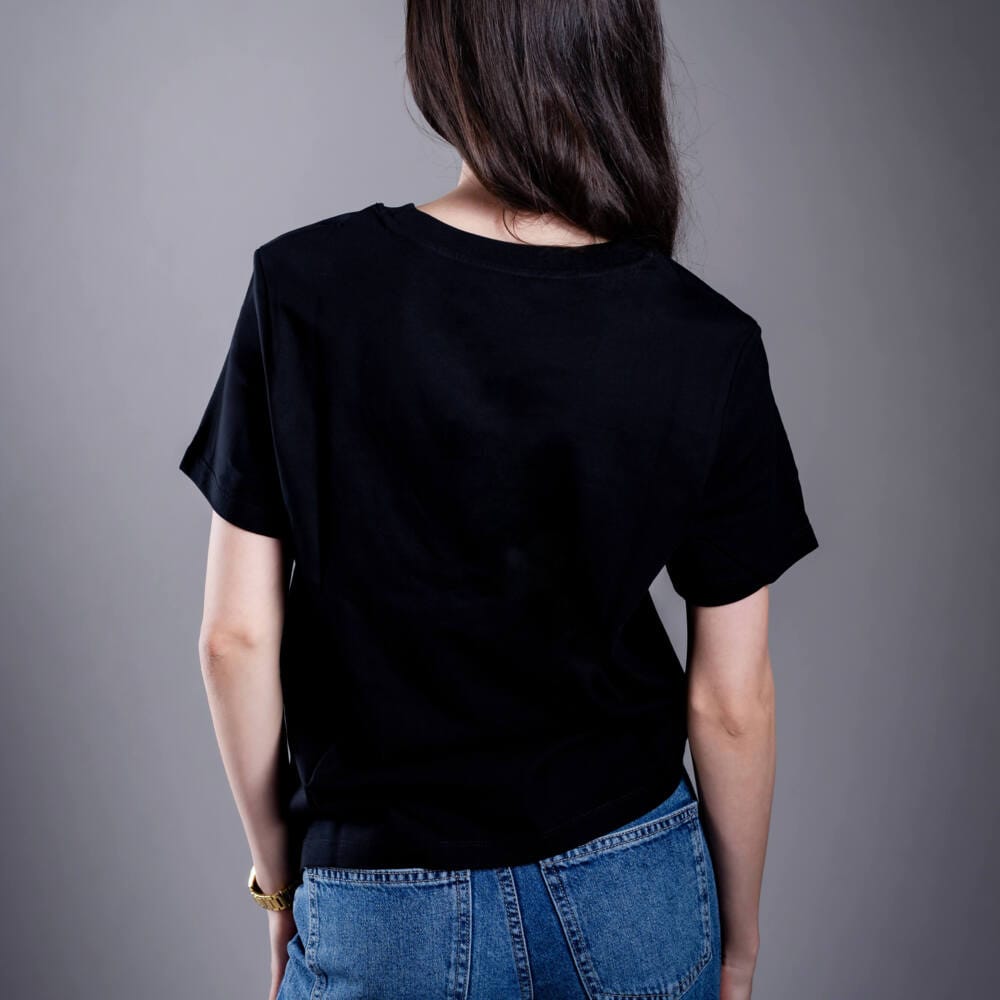 Kratom World női póló „damn bro, go buy KAVA KAVA” motívummal – eredeti merch kratomkedvelők és a Kratom World márka rajongói számára, stílusos streetwear design hangsúlyos nyomattal, kényelmes póló mindennapi viseletre, ideális városba, eseményekre vagy gyűjtői darabként a kratom közösség számára, hátoldal-black
