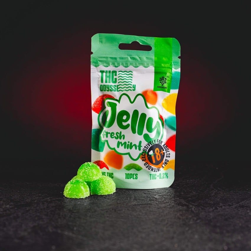 Prémium gyümölcszselé TH Odyssey Jelly 70mg a Kratom Világtól – gyűjtői termék, amely 10 darab zselét tartalmaz, mindegyik 7 mg TH kannabinoiddal, összesen 70 mg a csomagban. Kiváló minőségű alapanyagokból készült, lágy textúrával, egyszerű adagolással, és megfelel az Európai Unió előírásainak 0,2%-os határérték alatt, biztonságos és legális gyűjtői darabként, amelyet relaxáló, harmonizáló és stresszoldó hatásai miatt értékelnek.